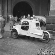 Październik 1964, Warszawa, Polska.
Giełda samochodowa pod mostem Poniatowskiego.
Fot. Romuald Broniarek/KARTA