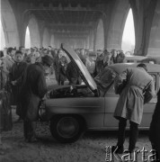 Październik 1964, Warszawa, Polska.
Giełda samochodowa pod mostem Poniatowskiego.
Fot. Romuald Broniarek/KARTA