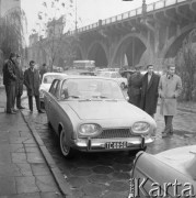 Październik 1964, Warszawa, Polska.
Giełda samochodowa pod mostem Poniatowskiego.
Fot. Romuald Broniarek/KARTA