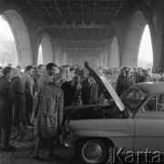 Październik 1964, Warszawa, Polska.
Giełda samochodowa pod mostem Poniatowskiego.
Fot. Romuald Broniarek/KARTA