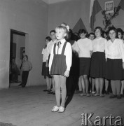12.10.1964, Tłuszcz, Polska.
Odsłonięcie pomnika ku czci Leona Snieżkowa, żołnierza Armii Radzieckiej, który poległ podczas wyzwalania Tłuszcza. Dzieci i młodzież podczas uroczystej akademii.
Fot. Romuald Broniarek/KARTA