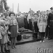 12.10.1964, Tłuszcz, Polska.
Odsłonięcie pomnika ku czci Leona Snieżkowa, żołnierza Armii Radzieckiej, który poległ podczas wyzwalania Tłuszcza.
Fot. Romuald Broniarek/KARTA