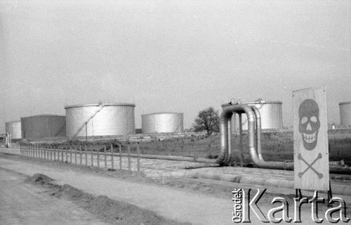 Październik 1964, Płock, Polska.
Mazowieckie Zakłady Rafineryjne i Petrochemiczne, z prawej tablica ostrzegawcza z czaszką i skrzyżowanymi piszczelami.
Fot. Romuald Broniarek/KARTA