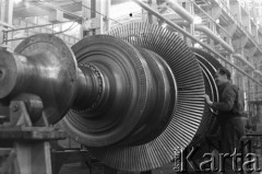 Październik 1964, Elbląg, Polska.
Pracownik Zakładów Mechanicznych im. Generała Karola Świerczewskiego stoi przy turbinie w hali produkcyjnej.
Fot. Romuald Broniarek/KARTA