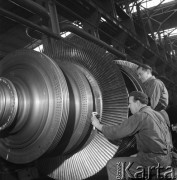 Październik 1964, Elbląg, Polska.
Pracownicy Zakładów Mechanicznych im. Generała Karola Świerczewskiego stoją przy turbinie w hali produkcyjnej.
Fot. Romuald Broniarek/KARTA