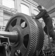 Październik 1964, Elbląg, Polska.
Pracownik Zakładów Mechanicznych im. Generała Karola Świerczewskiego stoi przy turbinie w hali produkcyjnej.
Fot. Romuald Broniarek/KARTA