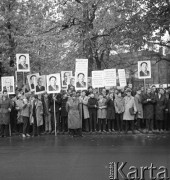 Październik 1964, Warszawa, Polska.
Powitanie Jumdżaagijna Cedenbala, premiera Mongolskiej Republiki Ludowej - grupa chłopców z portretami mongolskiego przywódcy oraz hasłami.
Fot. Romuald Broniarek/KARTA