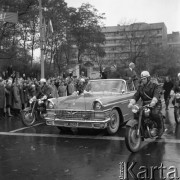 Październik 1964, Warszawa, Polska.
Powitanie Jumdżaagijna Cedenbala, premiera Mongolskiej Republiki Ludowej. Obok Cedenbala stoi Władysław Gomułka.
Fot. Romuald Broniarek/KARTA