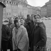 Październik 1964, Warszawa, Polska.
Dni Filmu Radzieckiego - radzieccy filmowcy podczas zwiedzania Starówki, z prawej stoi aktorka Zinaida Kirijenko.
Fot. Romuald Broniarek/KARTA