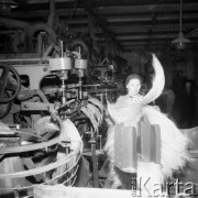 Listopad 1964, Żyrardów, Polska.
Zakłady Lniarskie w Żyrardowie, pracownica w hali produkcyjnej.
Fot. Romuald Broniarek/KARTA