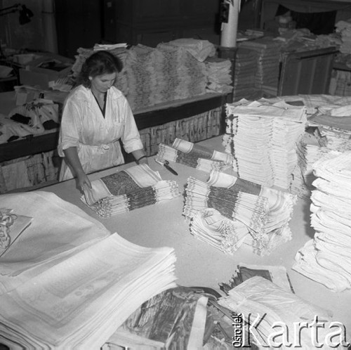 Listopad 1964, Żyrardów, Polska.
Zakłady Lniarskie w Żyrardowie, pracownica magazynu.
Fot. Romuald Broniarek/KARTA