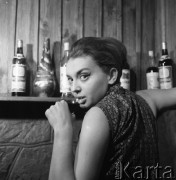 Grudzień 1964, Warka, Polska.
Degustacja produktów wytwórni win.
Fot. Romuald Broniarek/KARTA