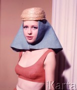 Grudzień 1964, Warszawa, Polska.
Pałac Kultury i Nauki - pokaz mody wiosennej i letniej z kolekcji Mody Polskiej. Modelka w kapeluszu.
Fot. Romuald Broniarek/KARTA