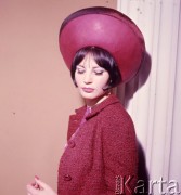 Grudzień 1964, Warszawa, Polska.
Pałac Kultury i Nauki - pokaz mody wiosennej i letniej z kolekcji Mody Polskiej. Modelka w kapeluszu.
Fot. Romuald Broniarek/KARTA