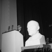 1964, Warszawa, Polska. 
VII Zjazd Towarzystwa Przyjaźni Polsko-Radzieckiej, prelegent na mównicy, na pierwszym planie popiersie Włodzimierza Lenina.
Fot. Romuald Broniarek/KARTA