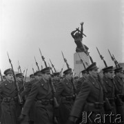 17.01.1965, Warszawa, Polska.
20 rocznica wyzwolenia Warszawy - uroczystości pod pomnikiem Bohaterów Warszawy.
Fot. Romuald Broniarek/KARTA