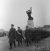 17.01.1965, Warszawa, Polska.
20 rocznica wyzwolenia Warszawy - uroczystości pod pomnikiem Bohaterów Warszawy. Na zdjęciu oddział Ludowego Wojska Polskiego ze sztandarem.
Fot. Romuald Broniarek/KARTA