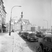 Styczeń 1965, Warszawa, Polska.
Zima w stolicy, taksówki na Krakowskim Przedmieściu, w tle Kolumna Zygmunta i Plac Zamkowy.
Fot. Romuald Broniarek/KARTA