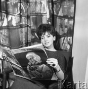 1965, Warszawa, Polska. 
Piosenkarka Halina Kunicka przegląda tygodnik 