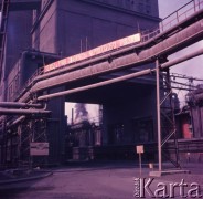1965, Kraków Nowa Huta, Polska.
Huta im. Lenina - hasło na poręczy kładki: 
