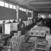 1965, radom, Polska.
Robotnicy przy taśmie produkcyjnej Fabryki Kuchenek Gazowych.
Fot. Romuald Broniarek/KARTA