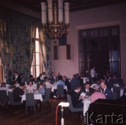Marzec 1965, Warszawa, Polska.
Goście restauracji 