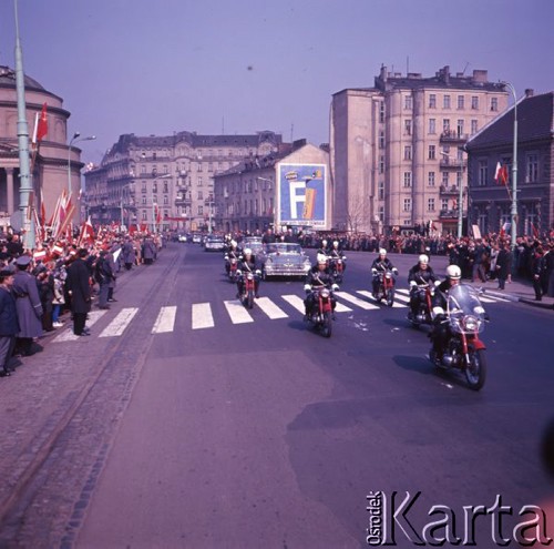 Kwiecień 1965, Warszawa, Polska.
Wizyta radzieckich władz państwowych w 20. rocznicę zawarcia układu o przyjaźni między Polską a ZSRR - przejazd delegacji przez Plac Trzech Krzyży.
Fot. Romuald Broniarek/KARTA
