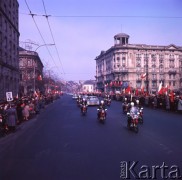 Kwiecień 1965, Warszawa, Polska.
Wizyta radzieckich władz państwowych w 20. rocznicę zawarcia układu o przyjaźni między Polską a ZSRR - przejazd delegacji Krakowskim Przedmieściem, z prawej hotel Bristol.
Fot. Romuald Broniarek/KARTA
