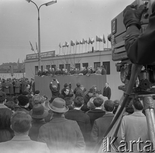 Kwiecień 1965, Warszawa, Polska.
Wizyta radzieckich władz państwowych w 20. rocznicę zawarcia układu o przyjaźni między Polską a ZSRR - członkowie delegacji na trybunie, przemawia Leonid Breżniew.
Fot. Romuald Broniarek/KARTA
