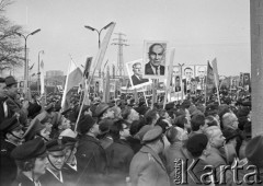 Kwiecień 1965, Warszawa, Polska.
Wizyta radzieckich władz państwowych w 20. rocznicę zawarcia układu o przyjaźni między Polską a ZSRR - powitanie delegacji na dworcu kolejowym. Na zdjęciu tłum z flagami i portretami przywódców obu państw.
Fot. Romuald Broniarek/KARTA
