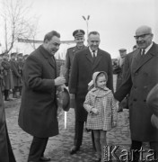 Kwiecień 1965, Warszawa, Polska.
Wizyta radzieckich władz państwowych w 20. rocznicę zawarcia układu o przyjaźni między Polską a ZSRR - Leonid Breżniew, Aleksiej Kosygin, Władysław Gomułka i dziewczynka w płaszczu.
Fot. Romuald Broniarek/KARTA
