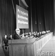 Kwiecień 1965, Warszawa, Polska.
Wizyta radzieckich władz państwowych w 20. rocznicę zawarcia układu o przyjaźni między Polską a ZSRR. Na mównicy stoi Władysław Gomułka, hasło nad stołem prezydialnym: 