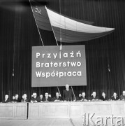 Kwiecień 1965, Warszawa, Polska.
Wizyta radzieckich władz państwowych w 20. rocznicę zawarcia układu o przyjaźni między Polską a ZSRR. Edward Ochab podczas przemówienia, hasło nad stołem prezydialnym: 