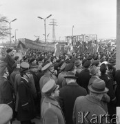 Kwiecień 1965, Warszawa, Polska.
Wizyta radzieckich władz państwowych w 20. rocznicę zawarcia układu o przyjaźni między Polską a ZSRR - powitanie radzieckiej delegacji, tłum z transparentem i flagami.
Fot. Romuald Broniarek/KARTA
