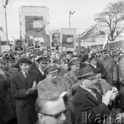 Kwiecień 1965, Warszawa, Polska.
Wizyta radzieckich władz państwowych w 20. rocznicę zawarcia układu o przyjaźni między Polską a ZSRR - powitanie radzieckiej delegacji, tłum z flagami i portretami polskich i radzieckich przywódców.
Fot. Romuald Broniarek/KARTA
