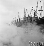 Kwiecień 1965, Szczecin, Polska.
Statki cumujące przy nabrzeżu szczecińskiego portu.
Fot. Romuald Broniarek/KARTA