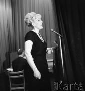 1965, Warszawa, Polska.
Występ Ireny Santor w Domu Kultury Radzieckiej.
Fot. Romuald Broniarek/KARTA