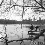 Kwiecień 1965, Mazury, Polska.
Wędkarze na pomoście.
Fot. Romuald Broniarek/KARTA