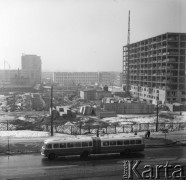 Kwiecień 1965, Warszawa, Polska.
Budowa nowego osiedla mieszkaniowego, na pierwszym planie autobus komunikacji miejskiej.
Fot. Romuald Broniarek/KARTA