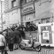Kwiecień 1965, Warszawa, Polska.
Grupa osób przed Studenckim Teatrem Satyryków (STS), z prawej widoczny plakat Międzynarodowego Forum Teatrów Studenckich.
Fot. Romuald Broniarek/KARTA