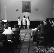 1965, Warszawa, Polska. 
Siedziba Towarzystwa Przyjaźni Polsko-Radzieckiej - wojewódzkie eliminacje konkursu piosenki radzieckiej, trzy dziewczynki podczas występu.
Fot. Romuald Broniarek/KARTA