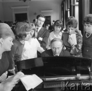 1965, Warszawa, Polska. 
Siedziba Towarzystwa Przyjaźni Polsko-Radzieckiej - wojewódzkie eliminacje konkursu piosenki radzieckiej, dziewczyny stojące wokół fortepianiu.
Fot. Romuald Broniarek/KARTA