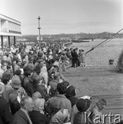 Kwiecień 1965, Gdynia, Polska.
Nabrzeże gdyńskieg portu - tłum oczekujących na pasażerów statku 