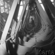 1965, Warszawa, Polska.
Koparki w hali Zakładów Maszyn Budowlanych im. Ludwika Waryńskiego.
Fot. Romuald Broniarek/KARTA
