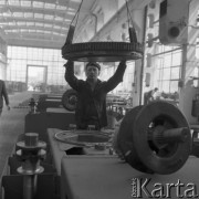 1965, Warszawa, Polska.
Robotnik w hali produkcyjnej Zakładów Maszyn Budowlanych im. Ludwika Waryńskiego.
Fot. Romuald Broniarek/KARTA
