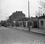 1965, Warszawa Wola, Polska.
Sklepy i zakłady usługowe przy ulicy Wolskiej.
Fot. Romuald Broniarek/KARTA