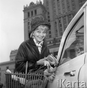 1965, Warszawa, Polska.
Aktorka Teatru Dramatycznego - Lucyna Winnicka, podczas sesji fotograficznej przed Pałacem Kultury i Nauki.
Fot. Romuald Broniarek/KARTA
