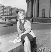 1965, Warszawa, Polska.
Aktorka Teatru Dramatycznego - Lucyna Winnicka, podczas sesji fotograficznej przed Pałacem Kultury i Nauki.
Fot. Romuald Broniarek/KARTA