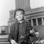 1965, Warszawa, Polska.
Aktorka Teatru Dramatycznego - Lucyna Winnicka, podczas sesji fotograficznej przed Pałacem Kultury i Nauki.
Fot. Romuald Broniarek/KARTA