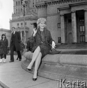 1965, Warszawa, Polska.
Aktorka Teatru Dramatycznego - Lucyna Winnicka, podczas sesji fotograficznej przed Pałacem Kultury i Nauki.
Fot. Romuald Broniarek/KARTA